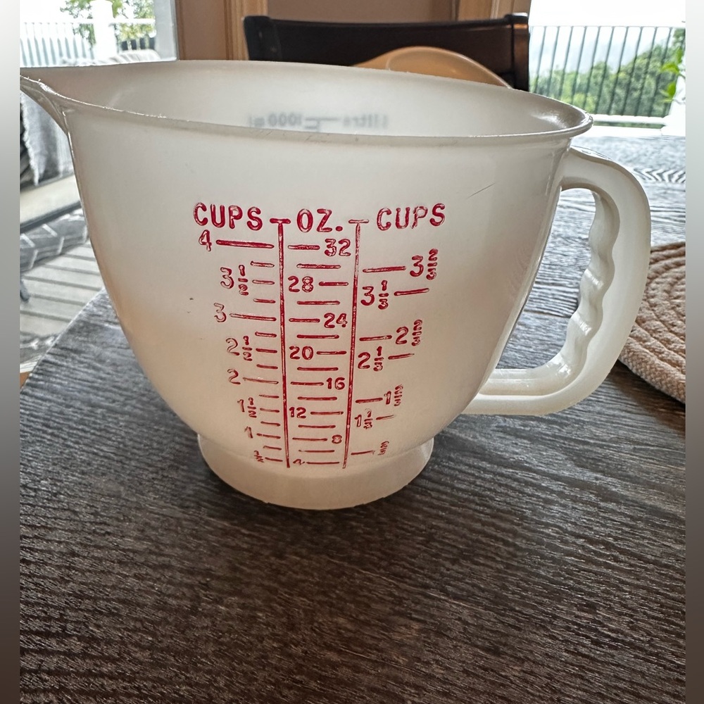 1977 Vintage Tupperware 4 cup batter bowl
